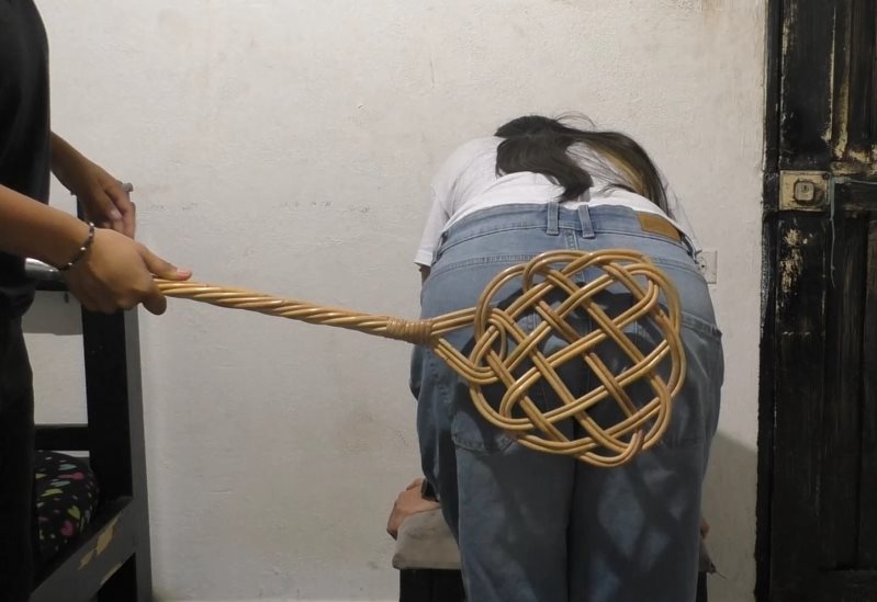 Cover Carmen Gets The Carpet Beater - Spank Latinas - Full HD/MP4