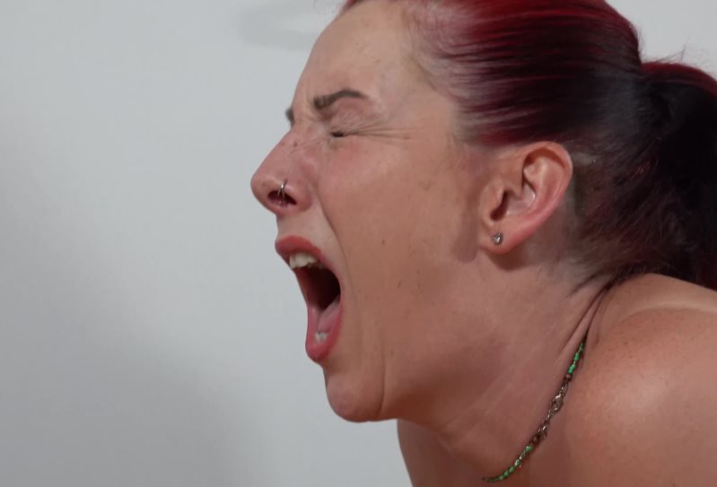 Cover Naked On Social Media - spankingsarah - 4K Ultra HD/MP4