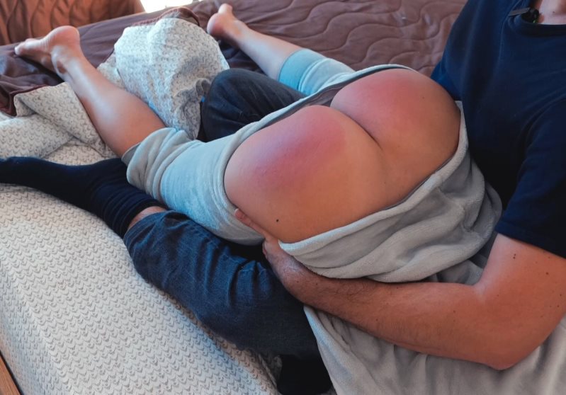 Cover A Fake Temperature Deserves A Hot Spanking (italiano) - Spankypie - Full HD/MP4