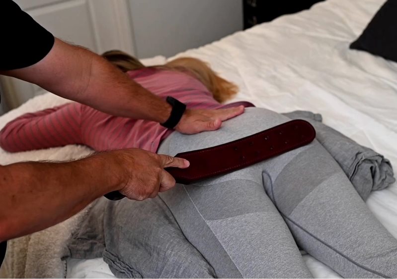 Cover Reyna Asks Step-dad For A Warm Bottom Bedtime - assumethepositionstudios - Full HD/MP4